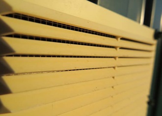 Ventilatierooster boven het raam