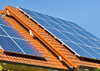 Zonnepanelen op een schuin dak