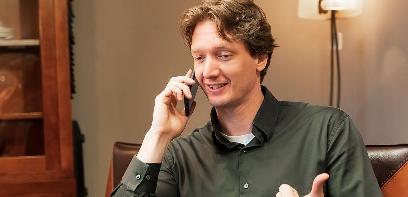 man aan telefoon